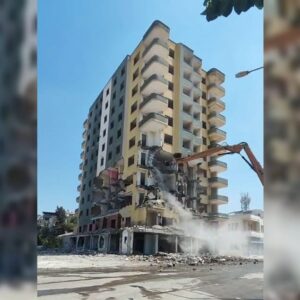 hasarli bina coktu is makinesi operatoru canini son anda kurtardi X7RAr97H