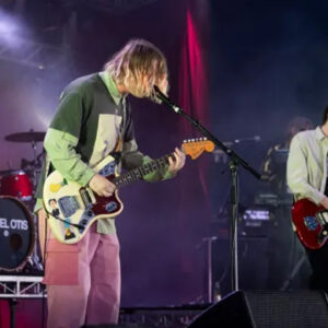 konserde kriz sahnede yere yigildi amUVS1a6