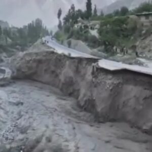 pakistanda heyelan hayatini kaybedenler var S7mlLXiv