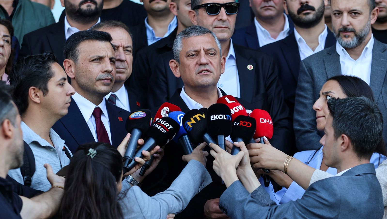 ak partiden ozgur ozel hakkinda suc duyurusu YVzzH7Je