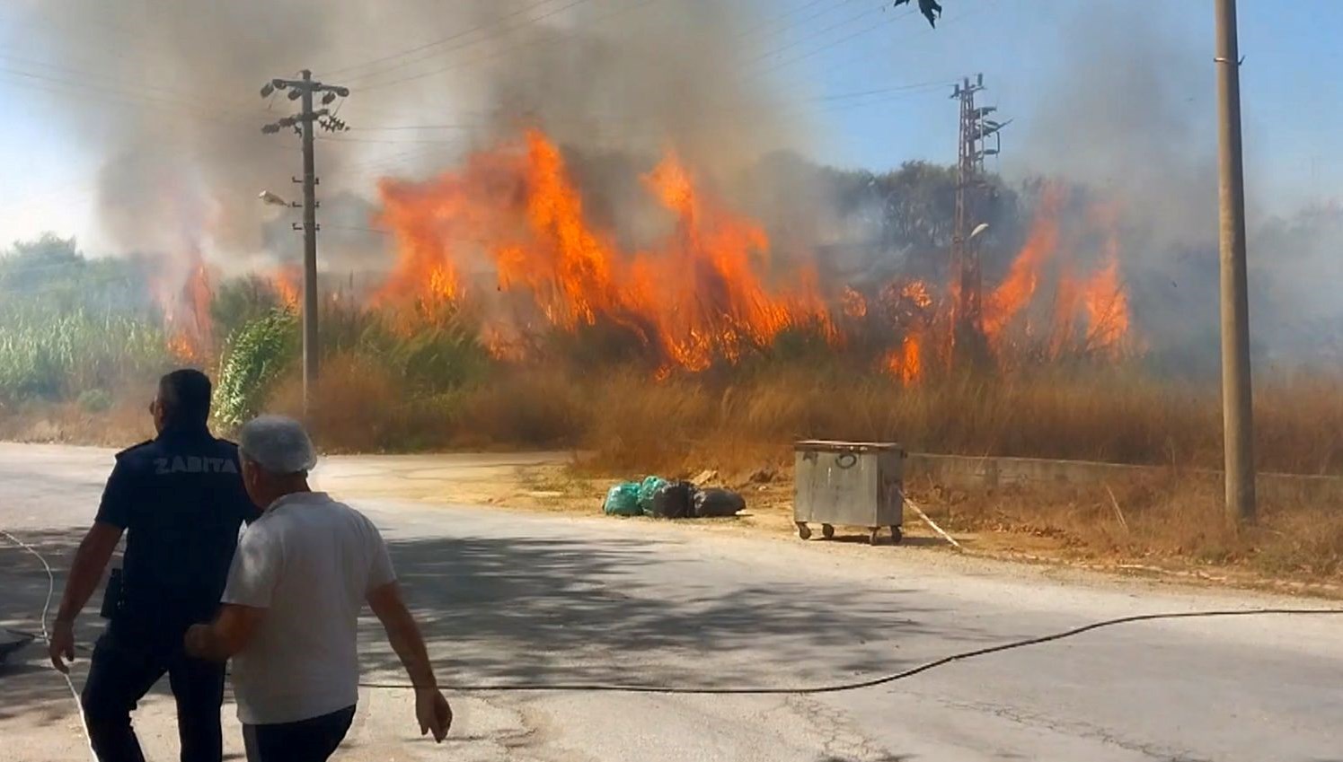 antalyada sazlik yangini vatandaslar yangin tupleriyle mudahale etti QWPAgs9c