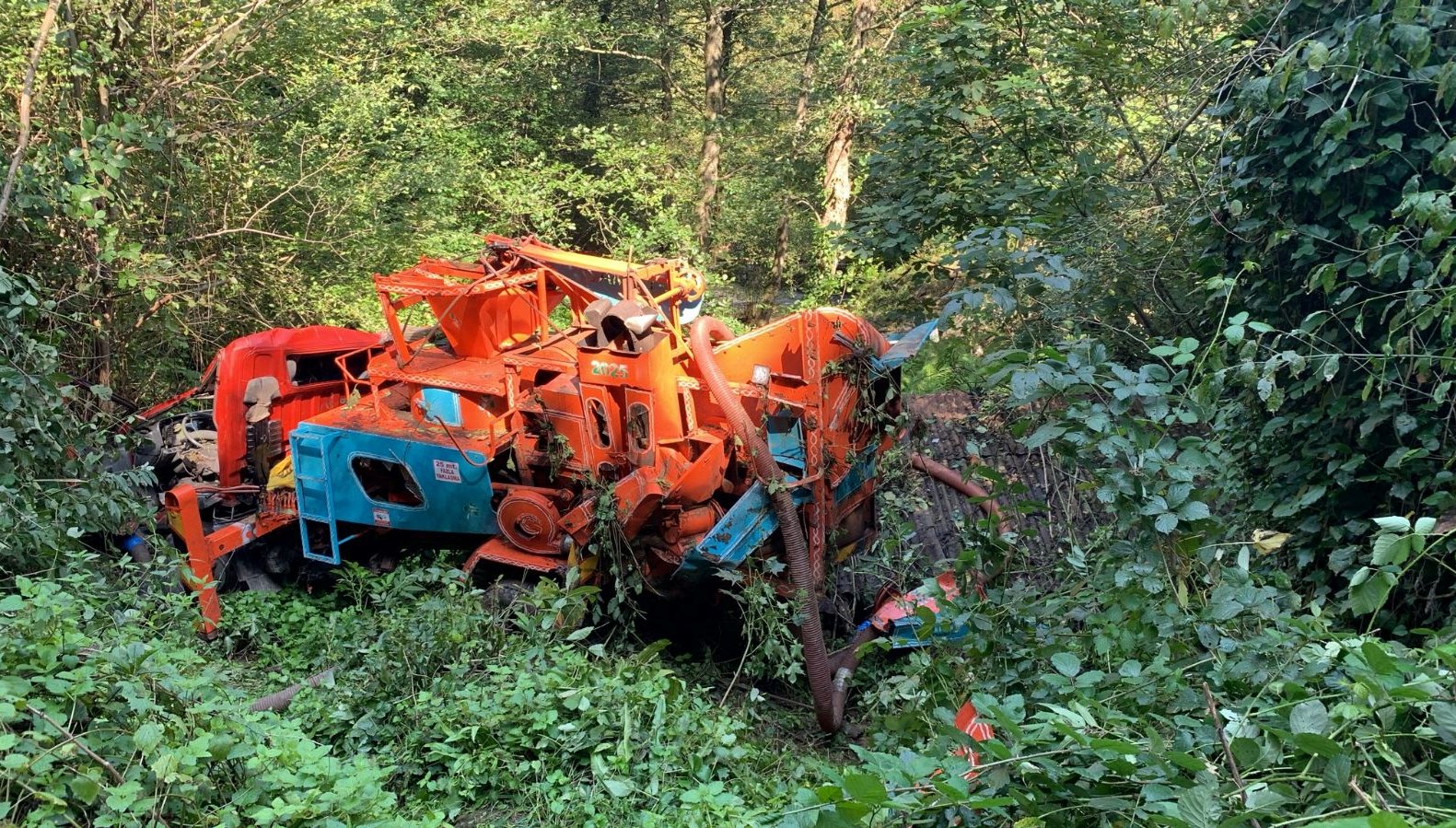 giresunda kamyon ucuruma yuvarlandi surucu oldu a7izQjfE