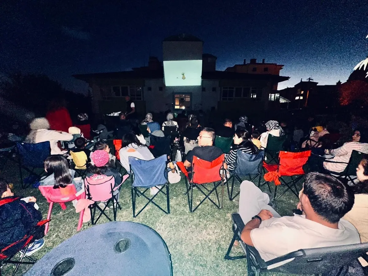 sandiklida acik hava sinema etkinligi duzenlendi YOZujbP4