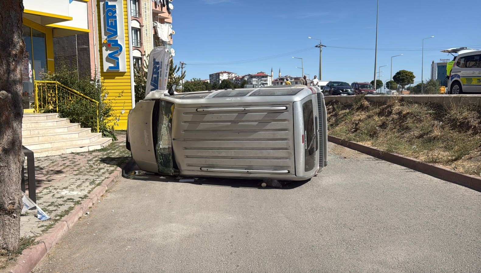 sivasta kaza arac yoldan cikip devrildi s7WPOEvx