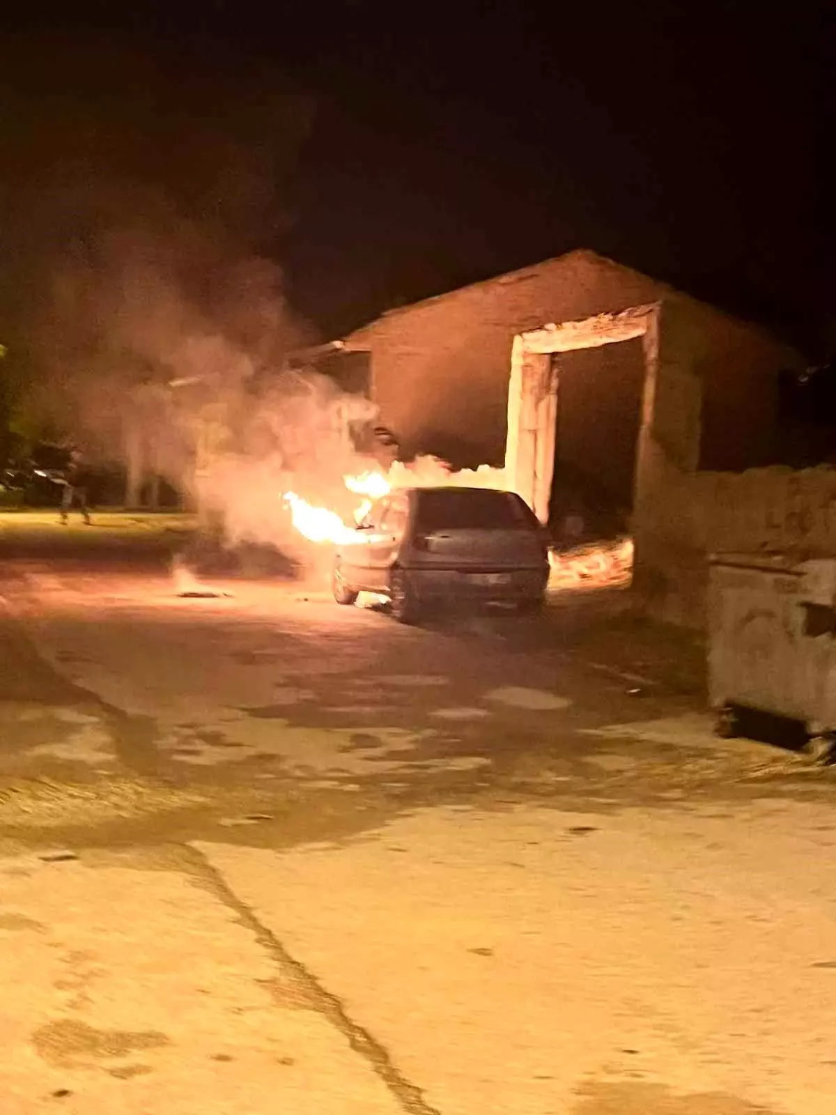 eskisehirde park halindeki otomobil yangini AUMrSwsQ.jpg