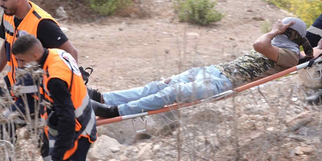 israil askerleri sevinmeyin diyerek filistinli kalabaliga saldirdi td626LFN.jpg