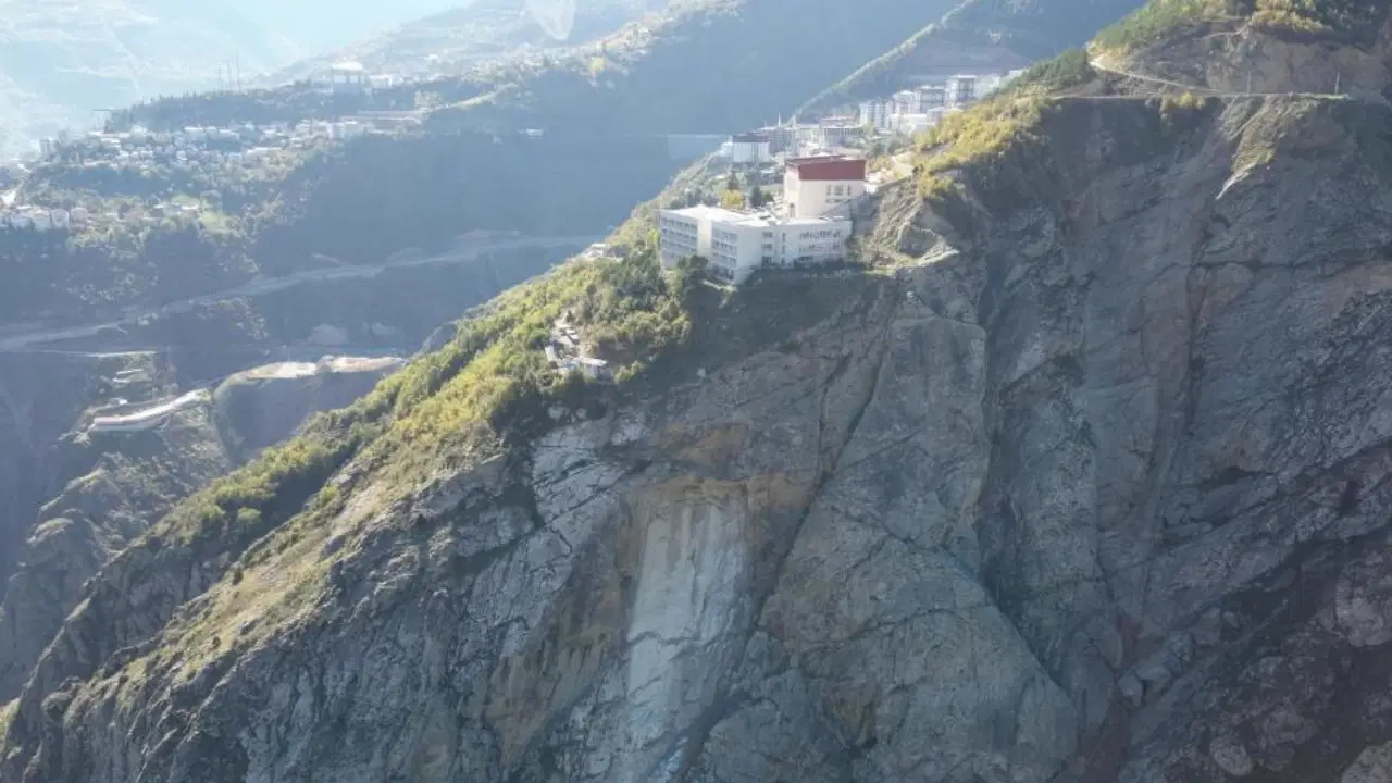 artvinde kaya parcasi koptu panik yasandi 600 ogrenci tahliye edildi 6LEslDbs.jpg