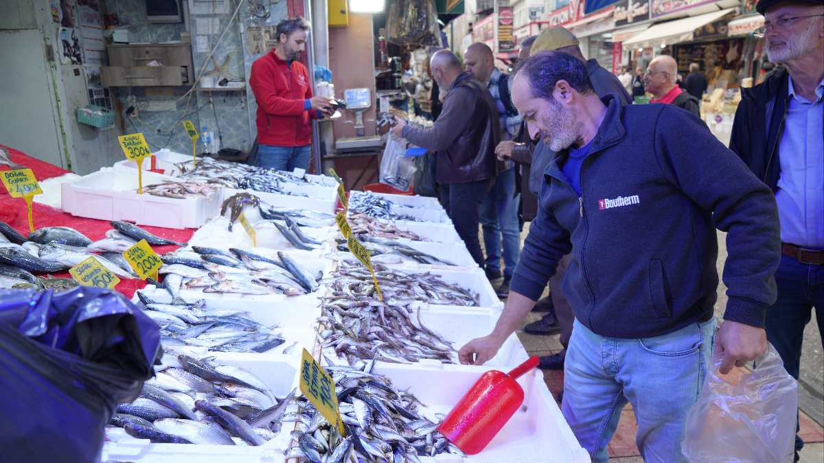 samsunda tezgahlardaki hamsi bollugu suruyor QGucFfMS.jpg