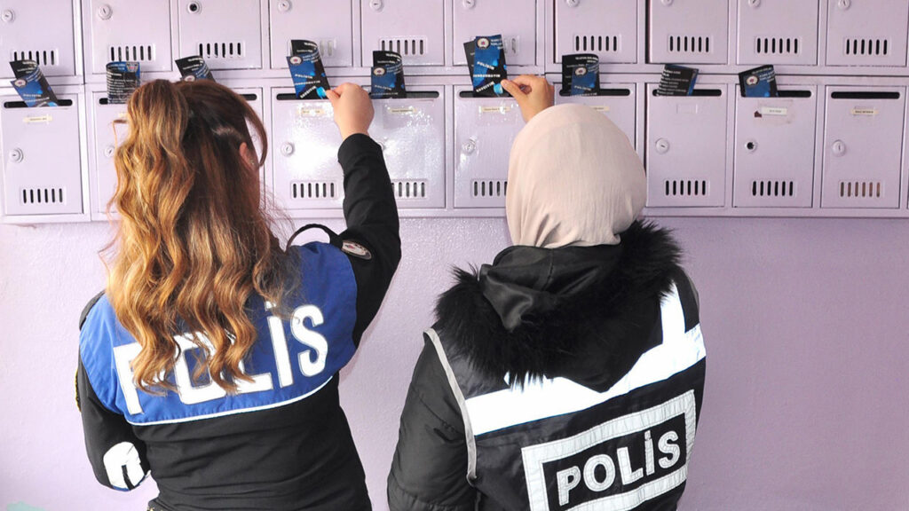 karsta-kadin-polisler-sahaya-indi-telefon-dolandiriciligina-karsi-seferberlik-mI3nM9iU
