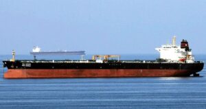 ulkesine-petrol-yetistirmek-icin-ablukayi-delen-ilk-gemi-oldu-450-bin-varili-aldi-gidiyor-85NkqjOI