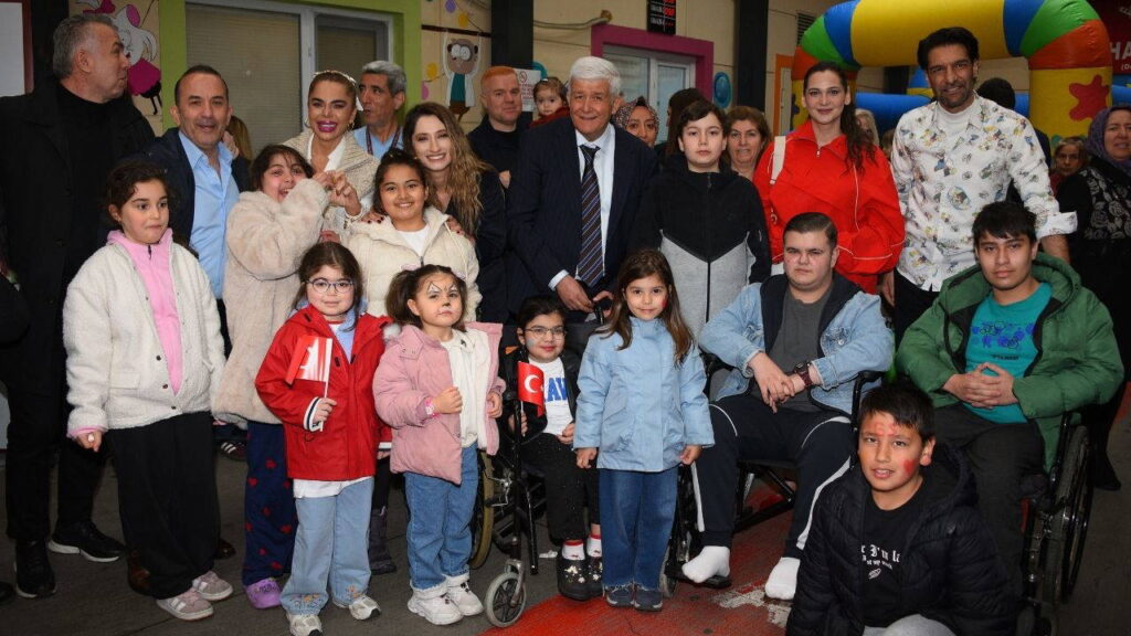 unluler-23-nisanda-minik-kahramanlari-yalniz-birakmadi-hQlNX7rO