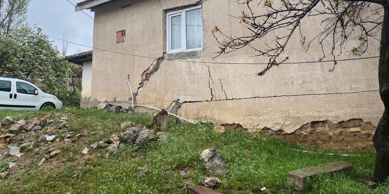 siddetli-yagis-topragi-yardi-9-yapi-hasarli-1-ev-tamamen-kullanilamaz-mbSTROyr