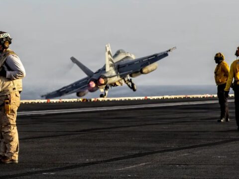 İran’da düşen ABD uçağının pilotu konuştu. “Havada tek organizma gibi hareket eden dron sürüsü gördüm”